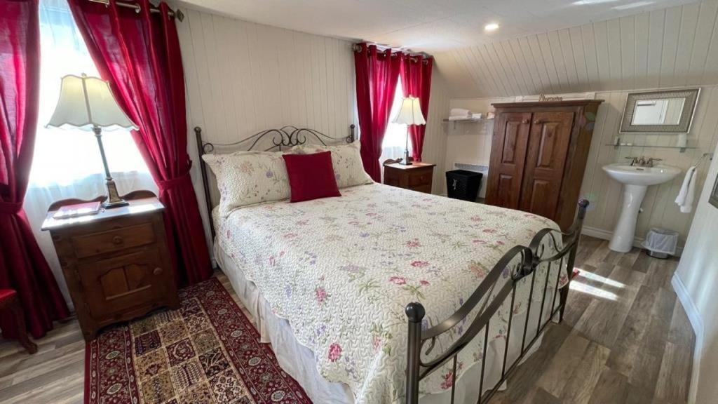 Les Chalets De La Colline Inc เบย์-แซงต์-กาทรีน ภายนอก รูปภาพ