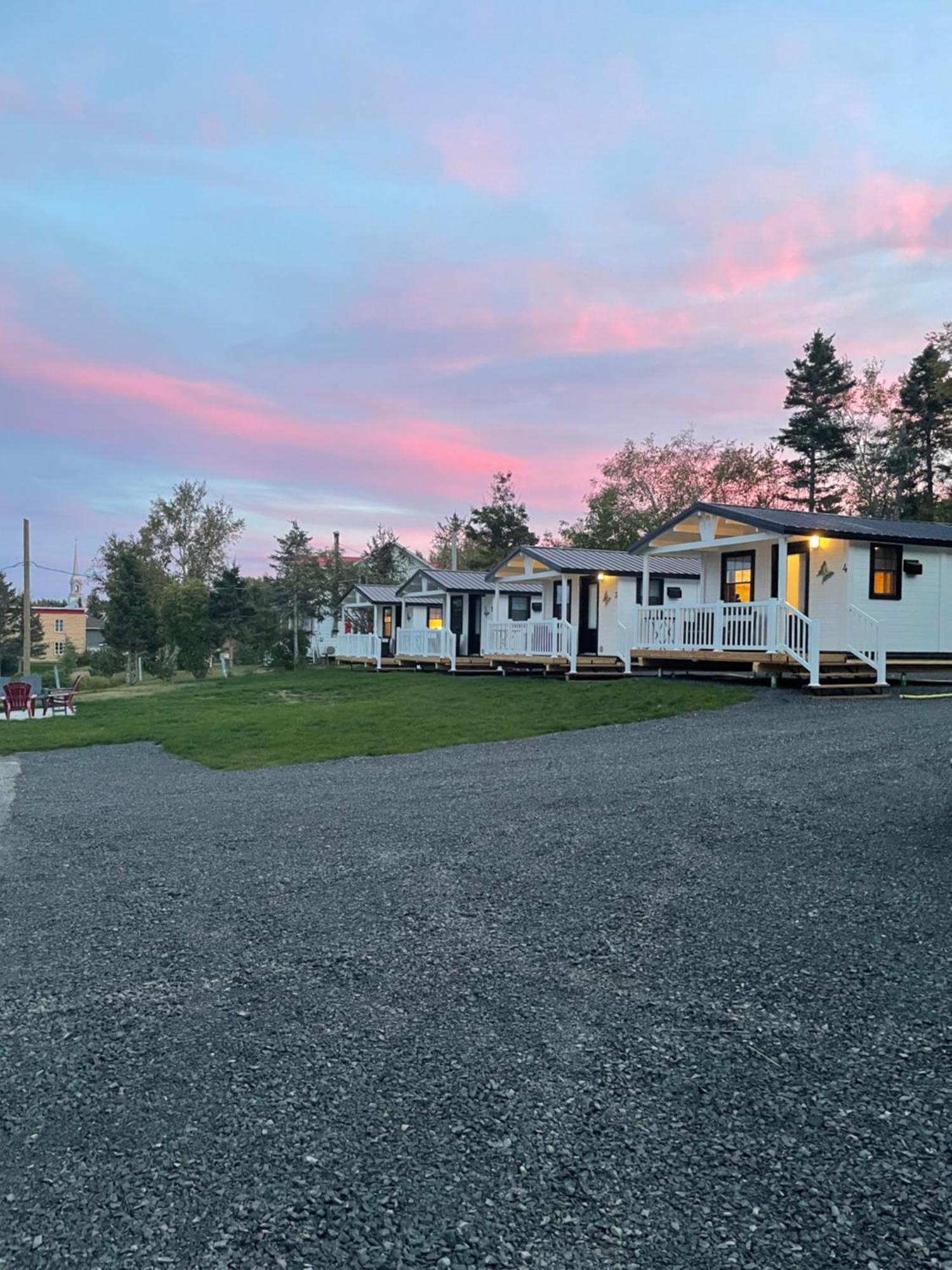 Les Chalets De La Colline Inc เบย์-แซงต์-กาทรีน ภายนอก รูปภาพ